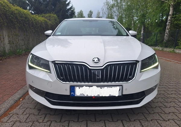 Skoda Superb cena 59900 przebieg: 220000, rok produkcji 2018 z Toruń małe 497